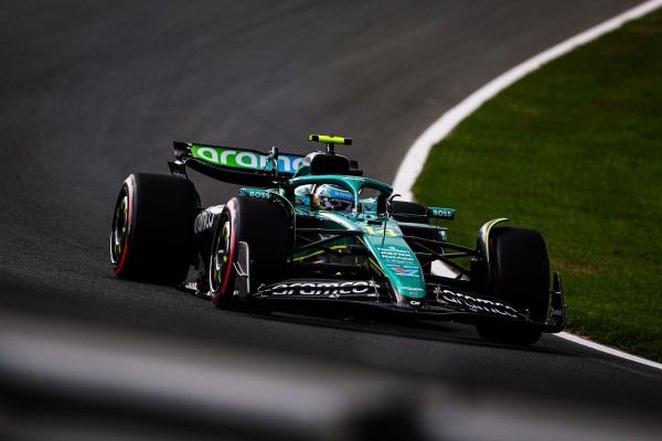 Alonso optimista a pénteki nap után, de a McLaren „elérhetetlen” számukra